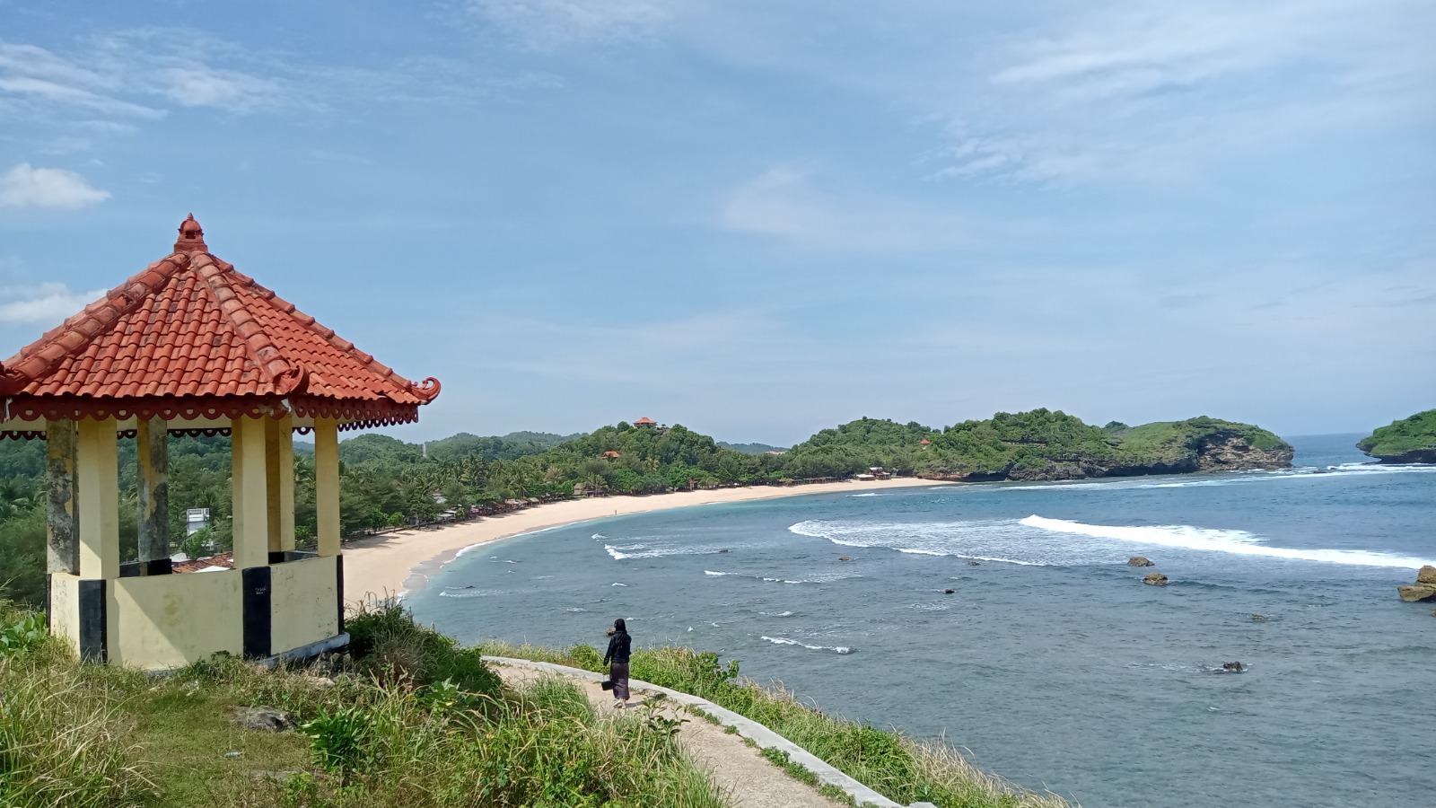 PANORAMA ALAM: Keindahan Pantai Watu Karung, Pringkuku, Pacitan, yang ramai dibicarakan usai muncul isu penarikan tiket camping di kawasan tersebut. NUR CAHYONO/RADAR PACITAN