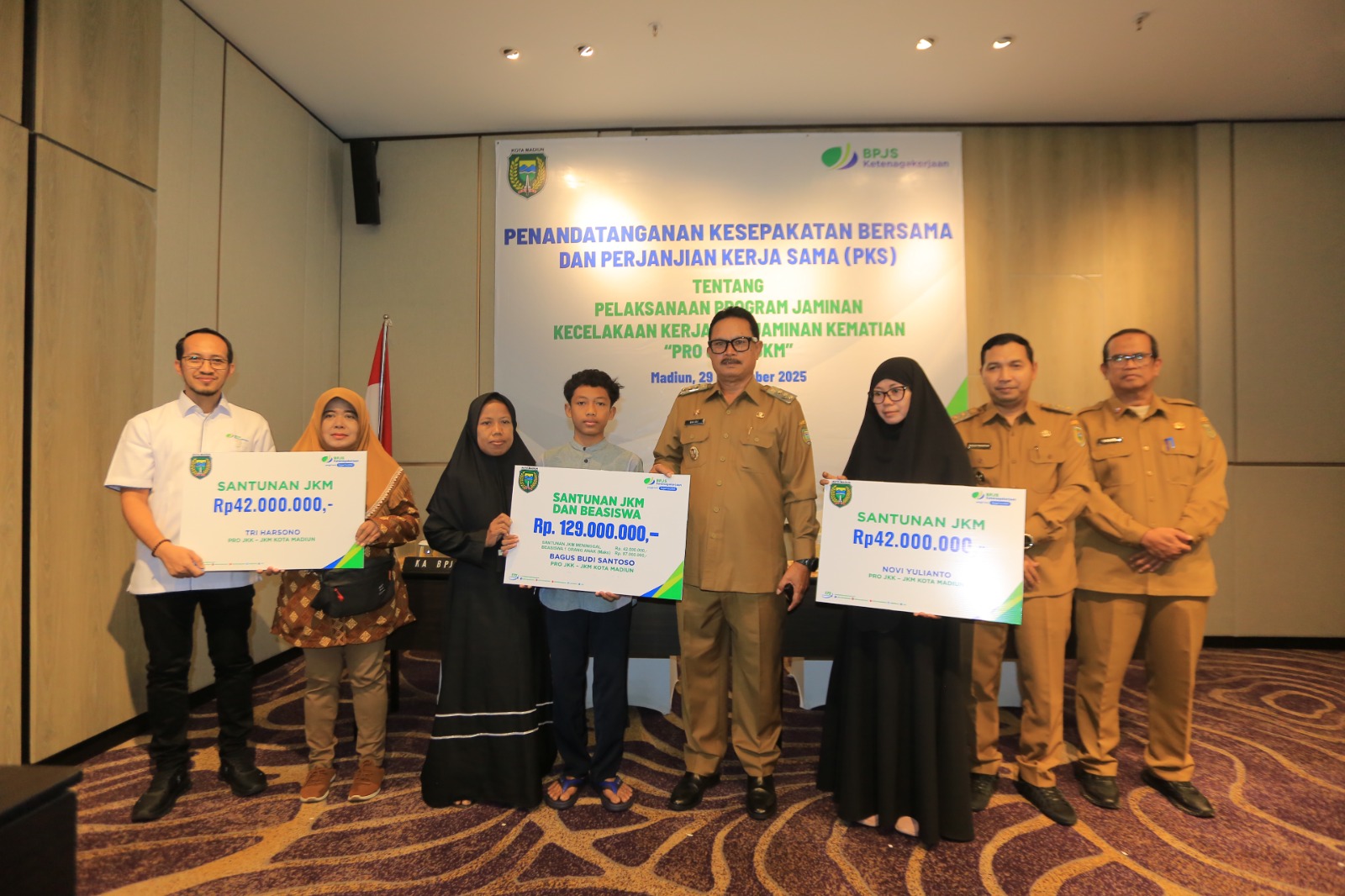 PENERIMA MANFAAT: Wali Kota Madiun Maidi menyerahkan bantuan Jaminan Kematian (JKM) kepada keluarga ahli waris peserta BPJS Ketenagakerjaan di Kota Madiun, Senin (29/12). BAGAS BIMANTARA/RADAR MADIUN