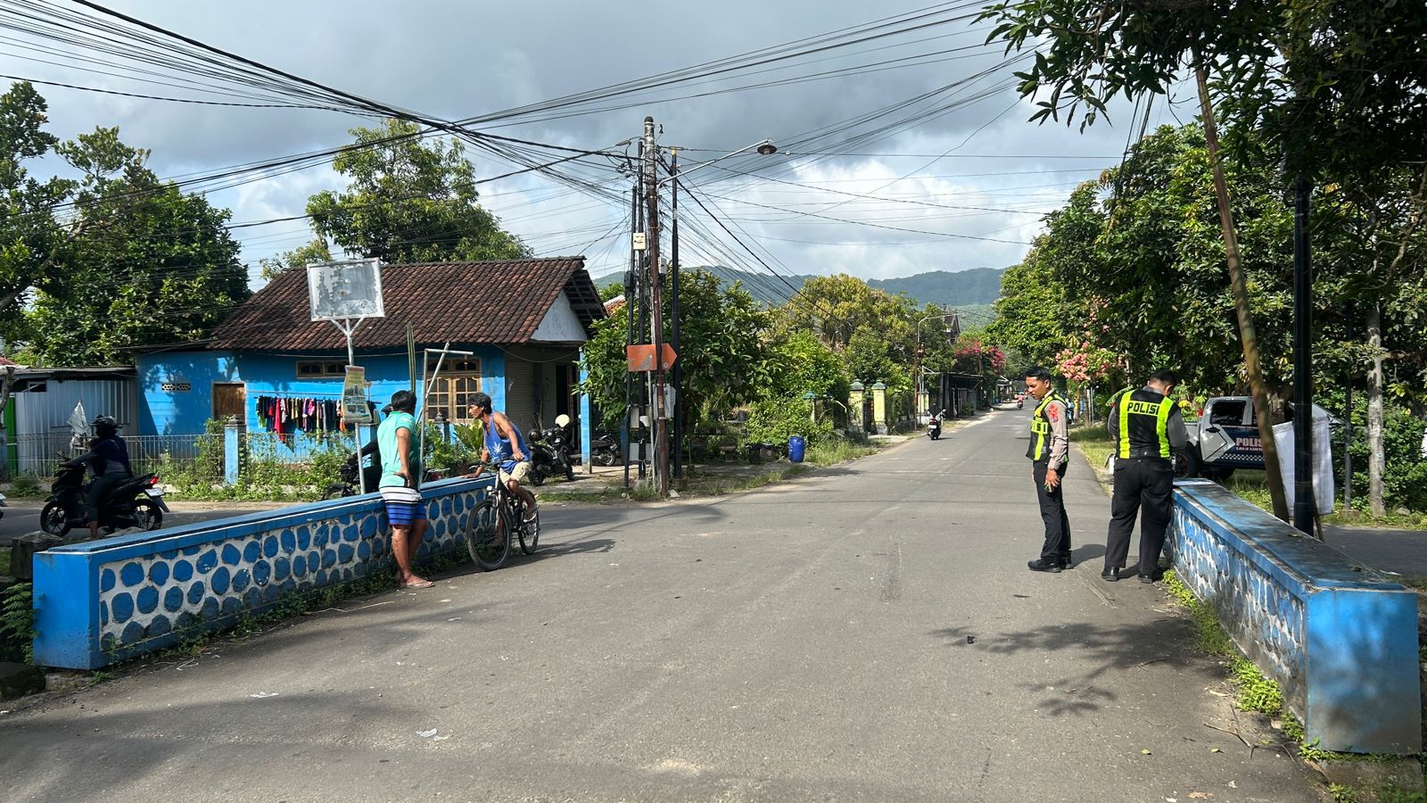 LAKA LANTAS: Petugas Satlantas Polres Pacitan melakukan penanganan kecelakaan motor dan mobil di Jalan Mayjend Sungkono, Pacitan, Selasa (30/12). FOTO: ISTIMEWA
