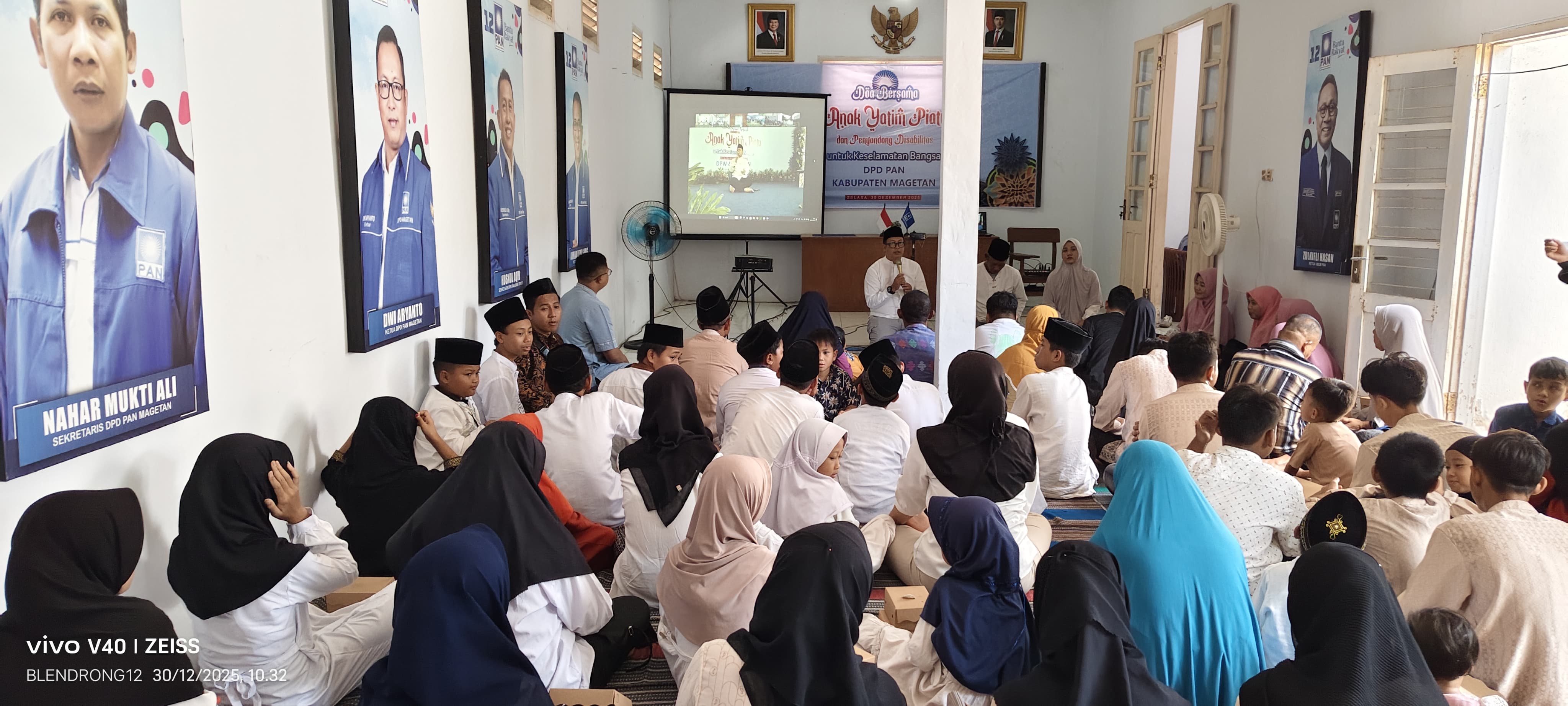 DOA BERSAMA: PAN Magetan menggelar doa bersama untuk Indonesia sekaligus menyalurkan santunan bagi anak yatim dan penyandang disabilitas di Rumah PAN Magetan, Selasa (30/12).