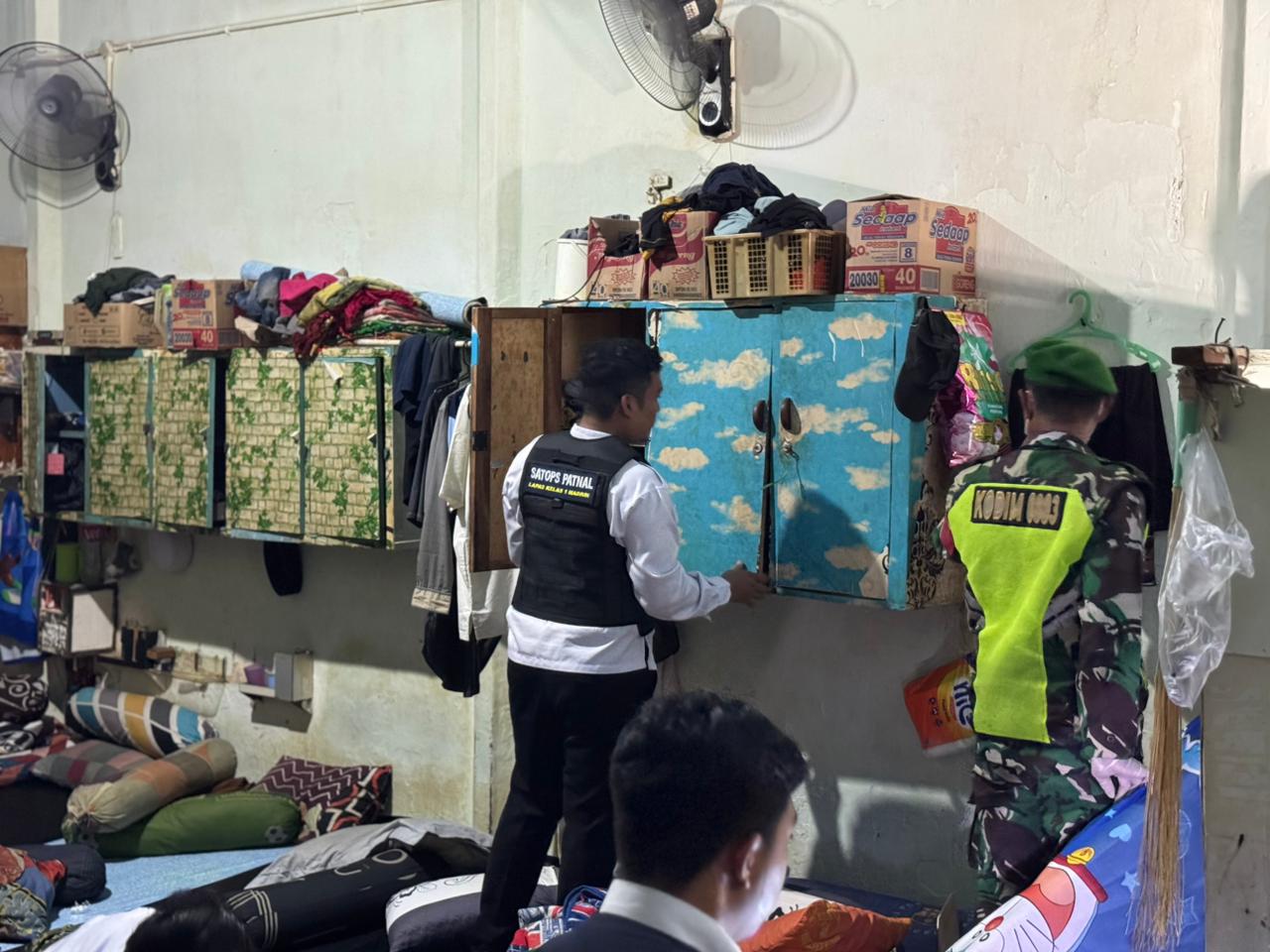 SIAGA: Petugas Lapas Kelas I Madiun bersama TNI dan Polri melakukan penggeledahan kamar hunian warga binaan sebagai langkah deteksi dini jelang pergantian Tahun Baru.