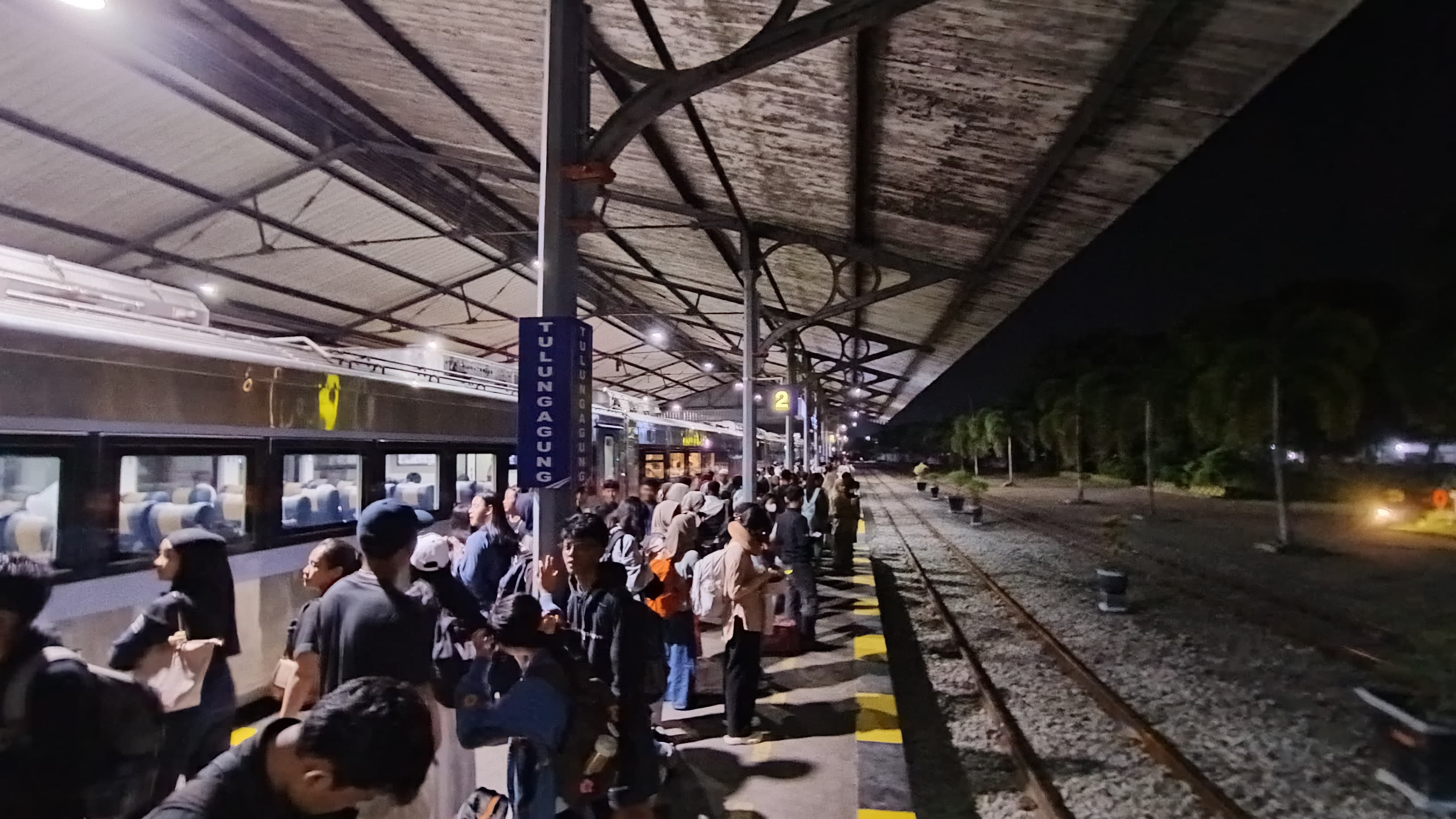 PADAT PENUMPANG: Suasana penumpang kereta api di salah satu stasiun wilayah Daop 7 Madiun selama masa libur Natal dan Tahun Baru 2025/2026. HUMAS KAI DAOP 7 MADIUN