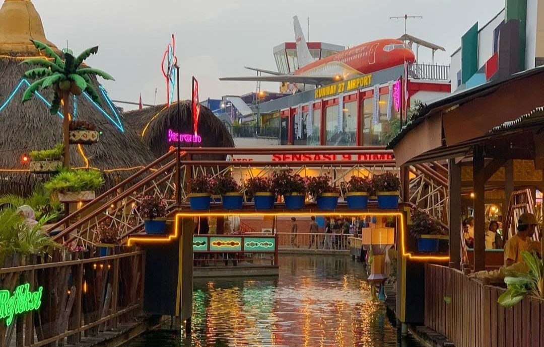 Salah satu destinasi yang konsisten menghadirkan nuansa jadul adalah Museum Angkut di Kota Batu.