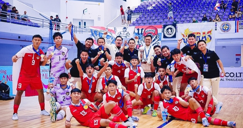 Selebrasi Timnas Futsal Indonesia U16 usai menjuarai Piala AFF Futsal U16 2025 di Nonthaburi Hall, Thailand.
