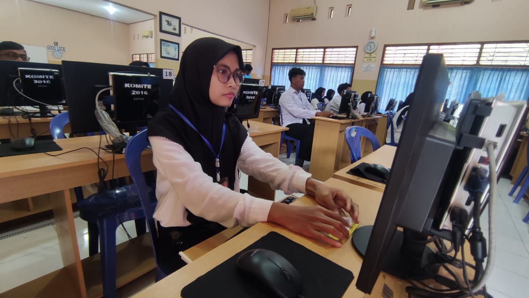 TES PERANGKAT DESA: Peserta seleksi perangkat desa Jenggrik tengah mengikuti ujian yang dilaksanakan di SMAN 2 Ngawi beberapa waktu lalu.  