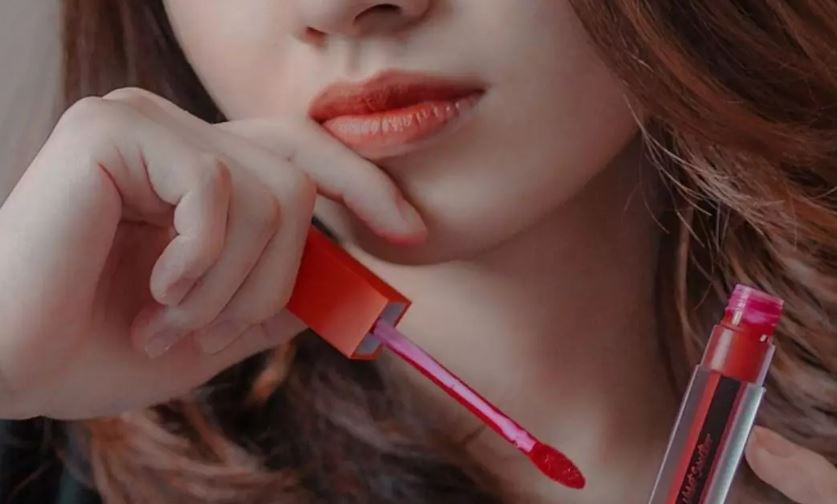 Ilustrasi lipstik matte Wardah yang melembapkan.