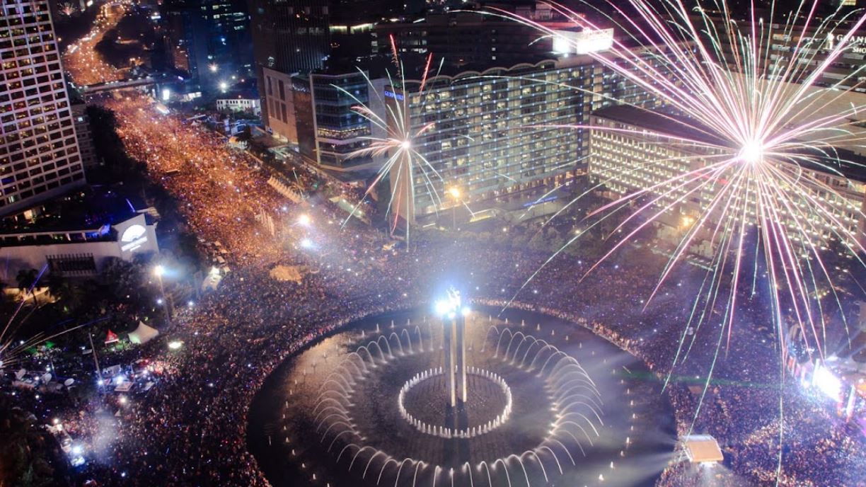 Perayaan malam tahun baru di Bundaran HI, Jakarta.