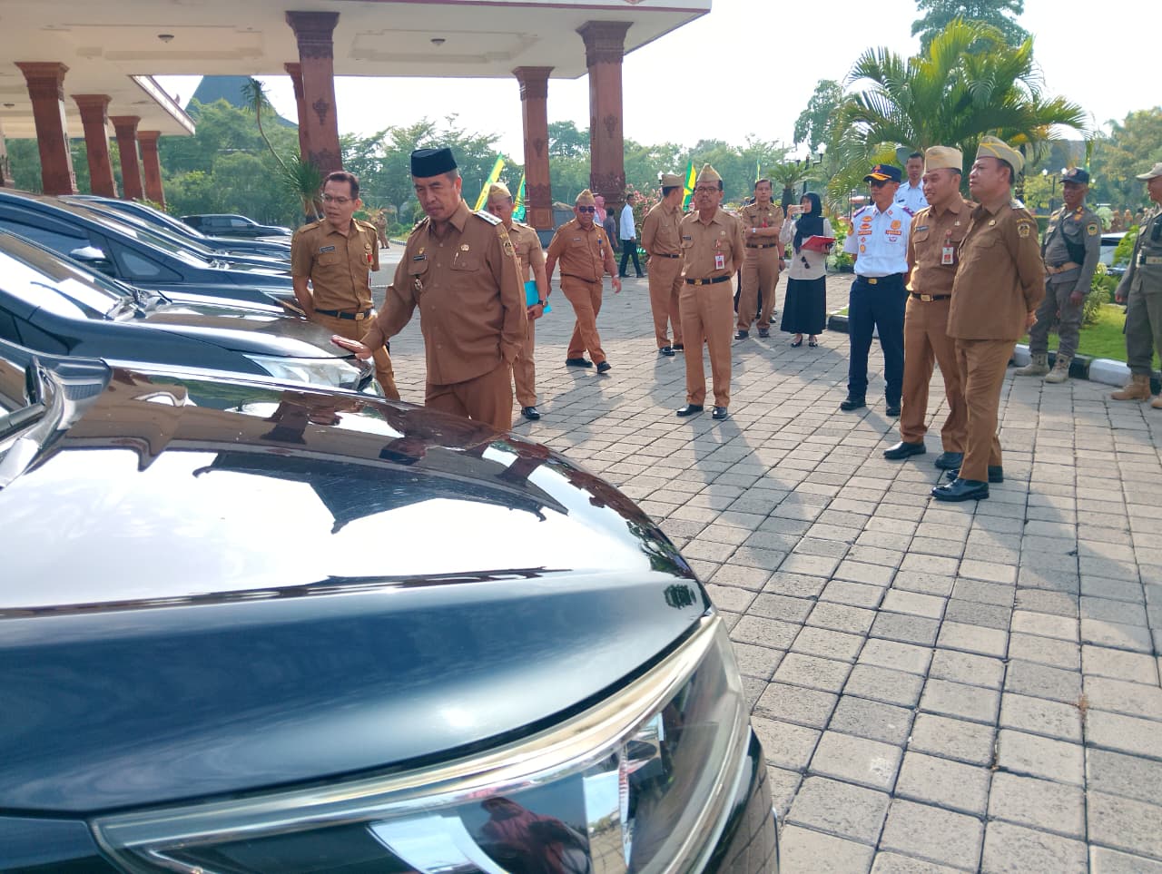 CEK: Bupati Madiun Hari Wuryanto bersama Wabup Purnomo Hadi memeriksa kelayakan kendaraan dinas milik OPD, RSUD, dan puskesmas saat apel di Pendopo Ronggo Djoemeno, Caruban, Selasa (30/12).