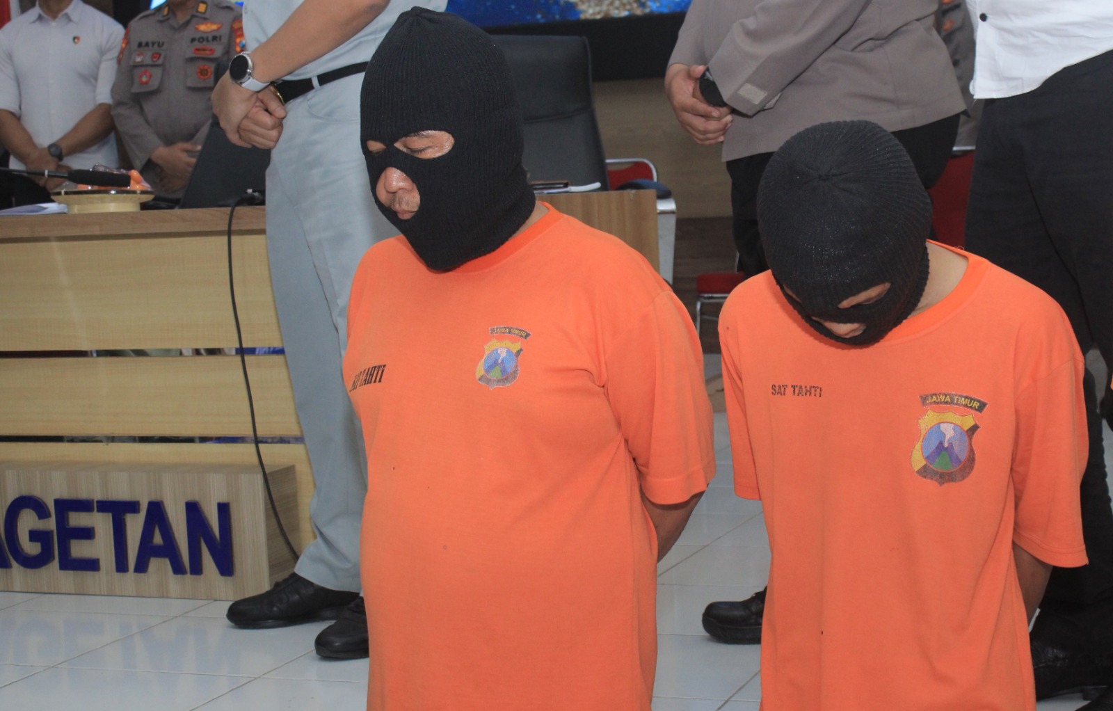 UNGKAP KASUS: Satreskrim Polres Magetan mengamankan dua pelaku pencurian bermodus undangan yang menyasar korban lanjut usia di wilayah Kota Magetan. AJI PUTRA/RADAR MAGETAN
