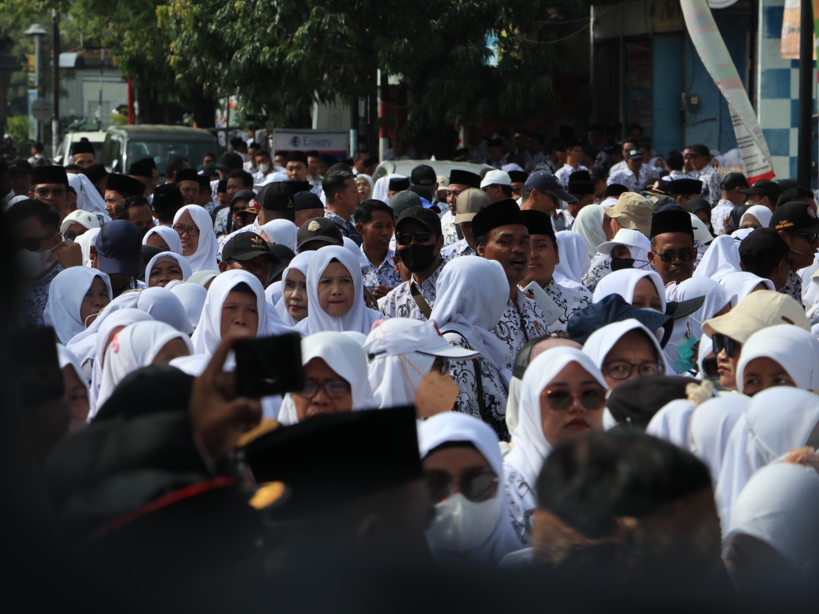 PEJUANG KEADILAN: Sedikitnya 2.025 guru menggelar long march di Ponorogo menuntut kejelasan mutasi Katenan yang dinilai melanggar Permendikdasmen 7/2025. SUGENG DWI N/RADAR PONOROGO