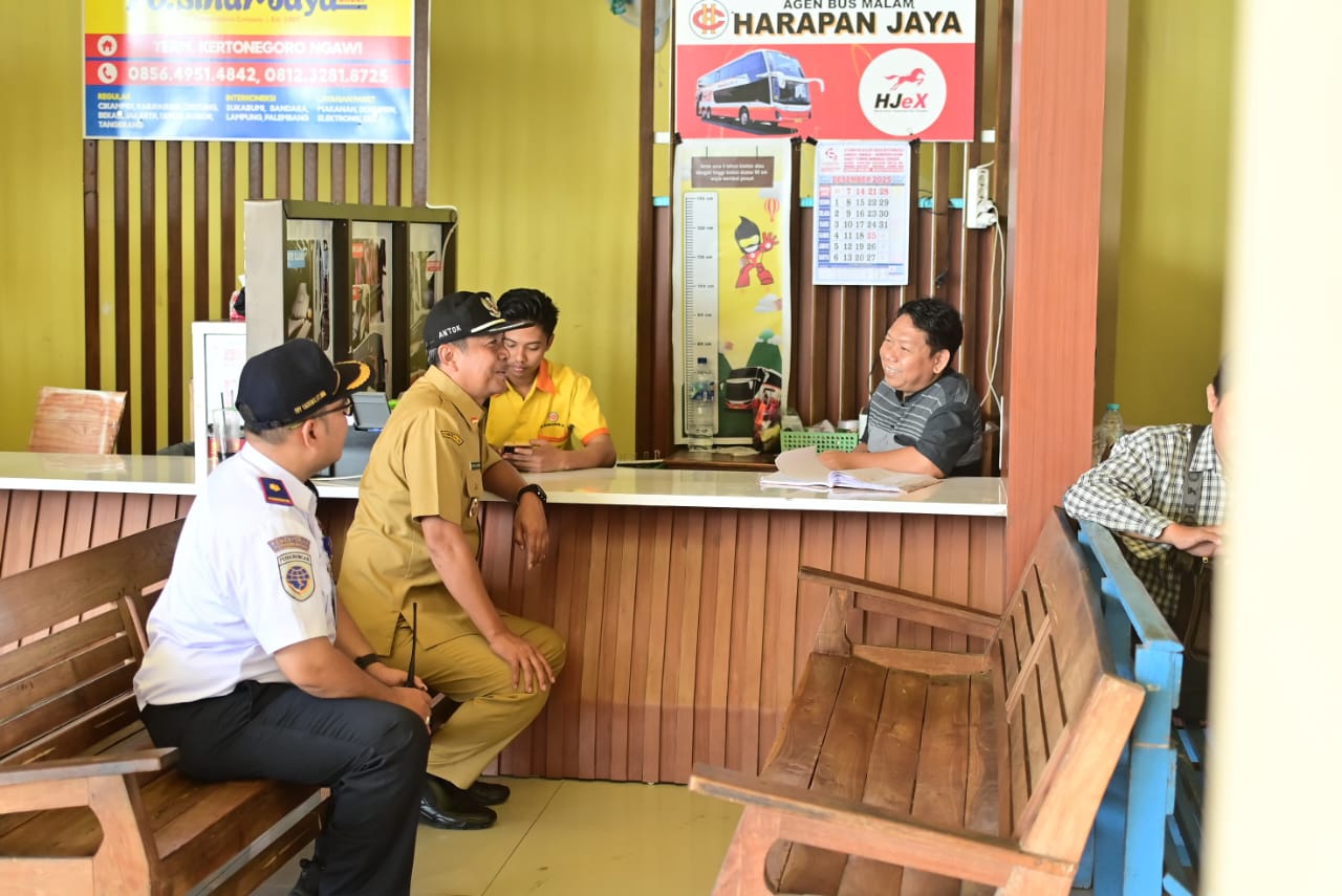 PANTAU LAPANGAN: Wakil Bupati Ngawi Dwi Rianto Jatmiko meninjau langsung aktivitas dan fasilitas Terminal Tipe A Kertonegoro saat libur akhir tahun, Selasa (30/12). ASEP SYAEFUL/RADAR NGAWI