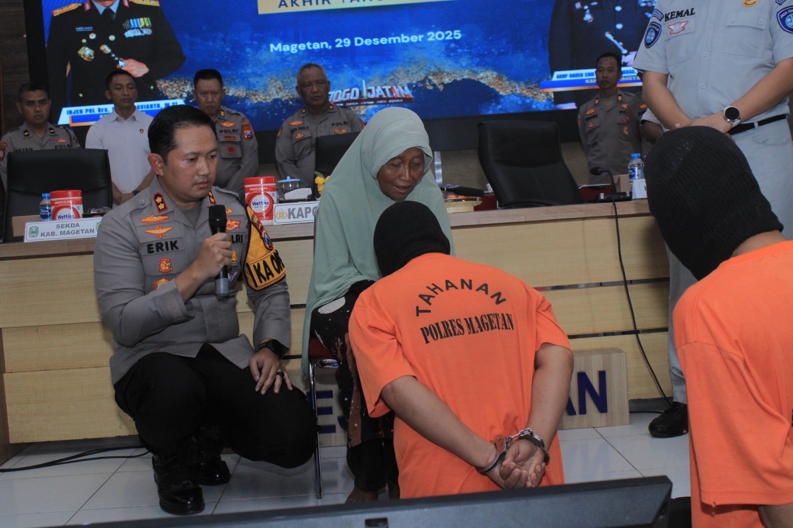 PERHATIAN SERIUS: Kapolres Magetan AKBP Raden Erik Bangun Prakasa menyampaikan penegasan penanganan kasus kejahatan terhadap lansia di Karas, Senin (29/12). AJI PUTRA/RADAR MAGETAN