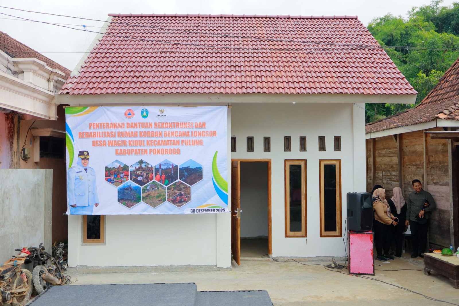REBOISASI: Plt Bupati Ponorogo Lisdyarita bersama Kalaksa BPBD Masun menyerahkan huntara dan menanam bibit pohon di bekas longsor Desa Wagir Kidul, Kecamatan Pulung, Senin (30/12). FOTO: PROKOPIM