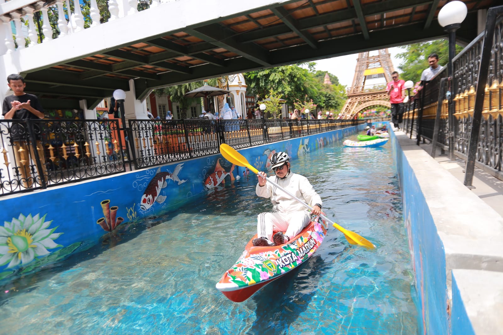 UJI COBA: Wahana perahu kano di kawasan Pahlawan Religi Center Kota Madiun kembali diuji coba setelah saluran avour Sumber Umis terisi air, sebelum dibuka untuk umum. BAGAS BIMANTARA/RADAR MADIUN