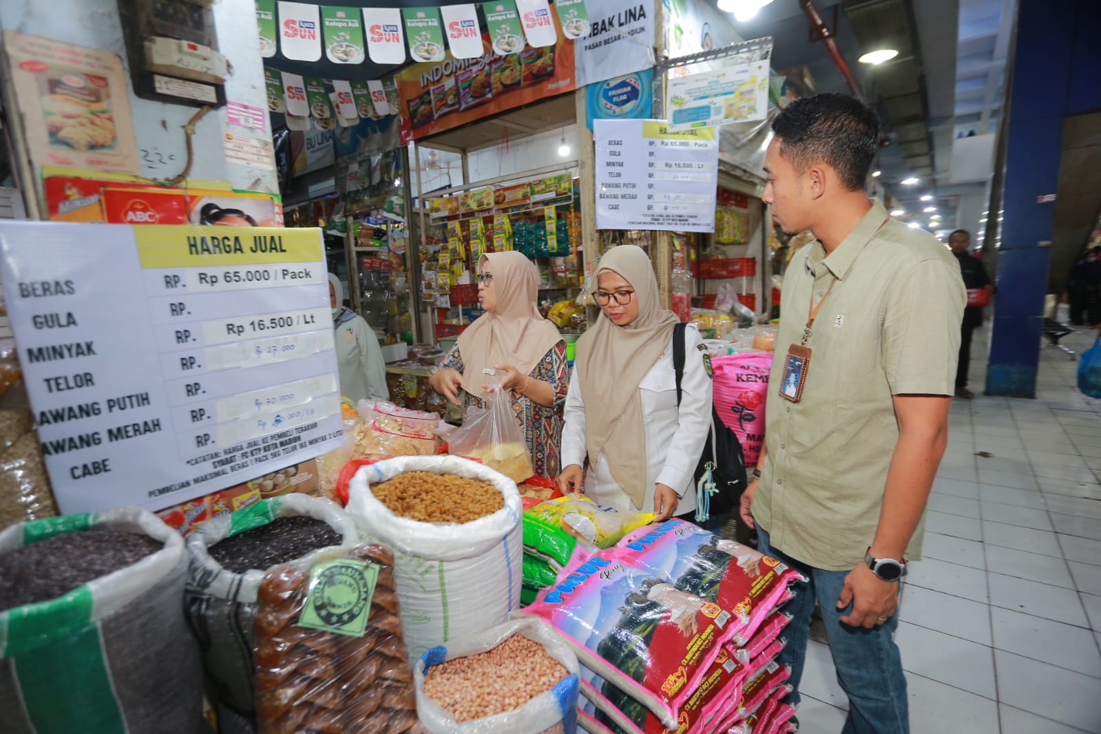 Perum Bulog Cabang Madiun bersama Disdag Kota Madiun memantau stok dan harga beras SPHP di Pasar Besar Madiun, Rabu (31/12), jelang pergantian Tahun Baru 2026. BAGAS BIMANTARA/RADAR MADIUN