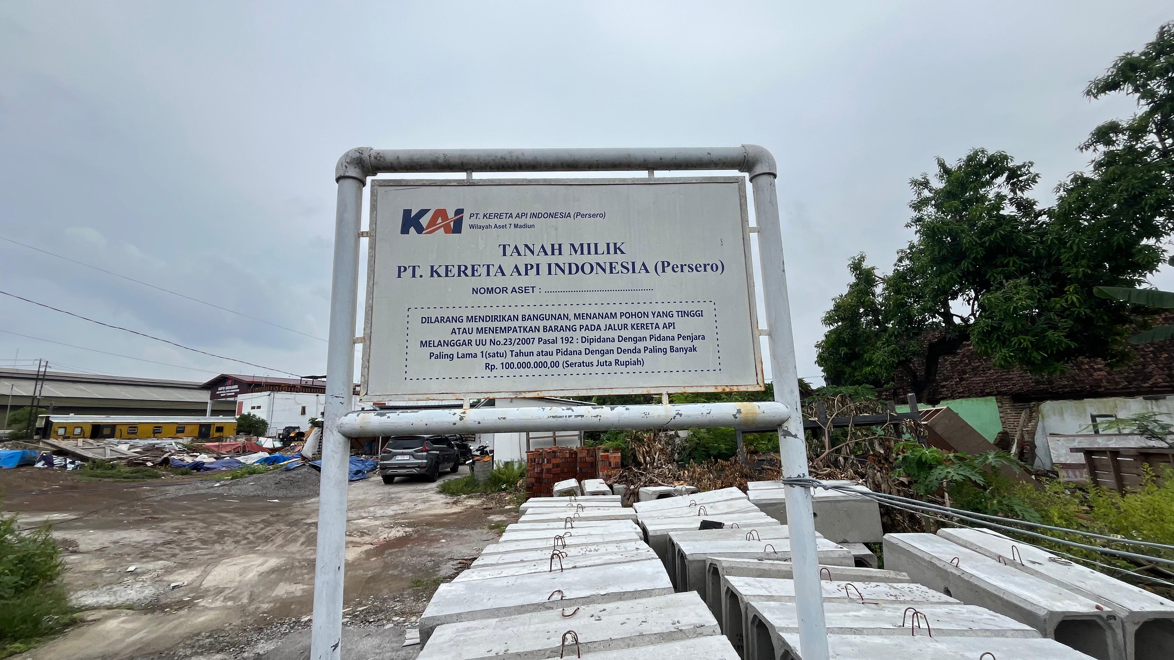 LEGALITAS ASET: KAI Daop 7 Madiun menerima e-sertifikat tanah dari BPN Kabupaten Madiun sebagai upaya memperkuat pengamanan dan kepastian hukum aset negara.