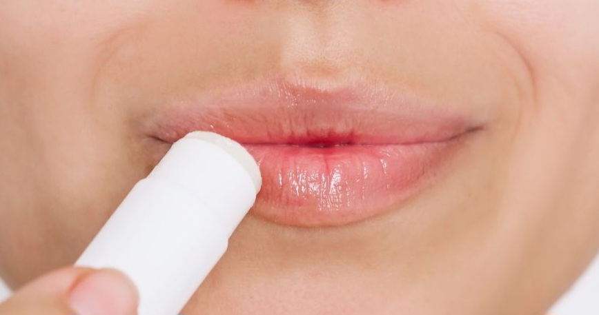 Ilustrasi lip balm Wardah yang melembapkan.