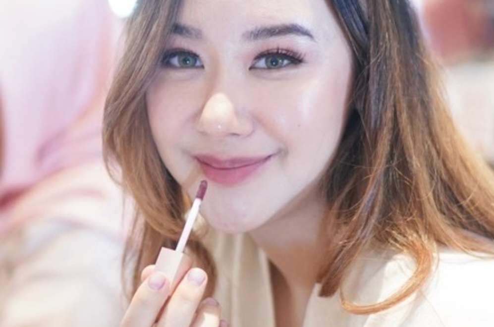 Ilustrasi lipstik Wardah untuk kulit putih.