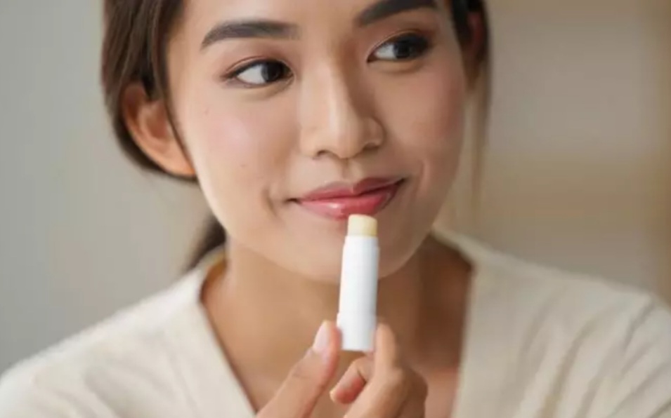 Ilustrasi memakai lip balm.