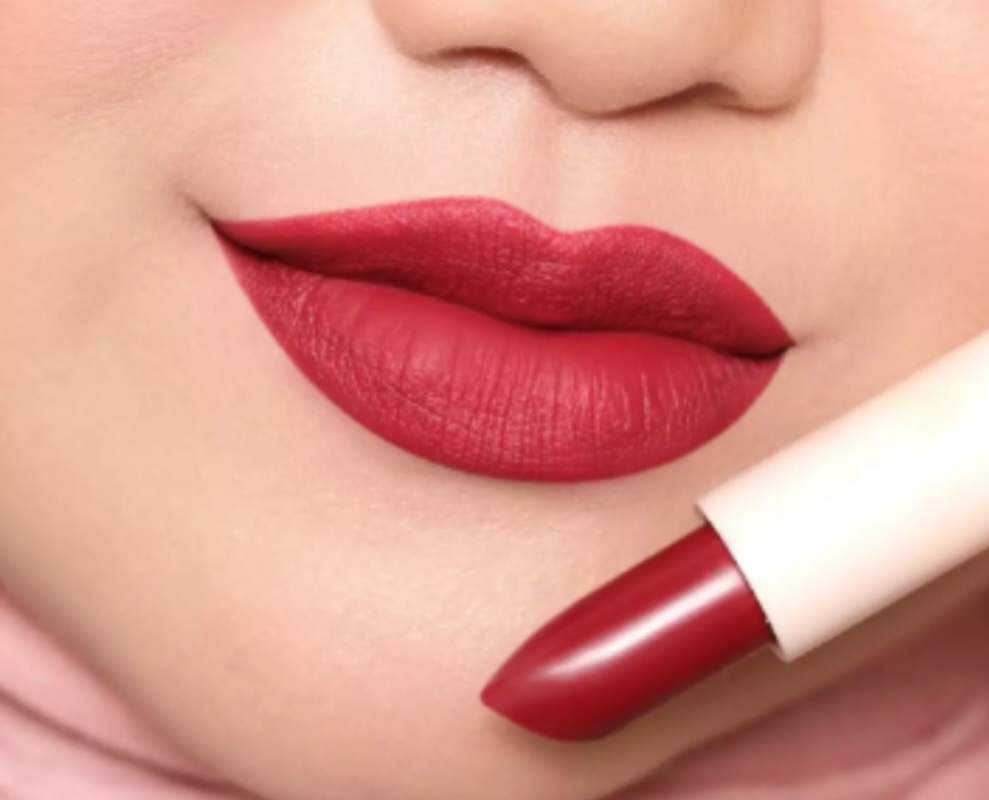 Ilustrasi lipstik Wardah warna merah yang menggoda.