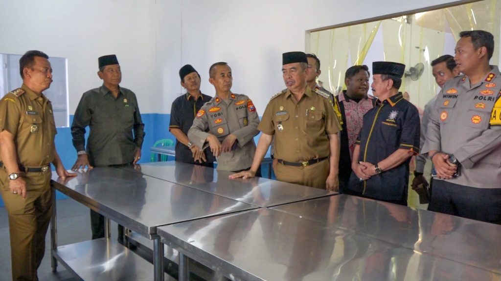 CEK: Bupati Madiun Hari Wuryanto dan Wabup dr Purnomo Hadi meninjau dapur SPPG Polri di Desa Rejosari, Sawahan saat groundbreaking.
