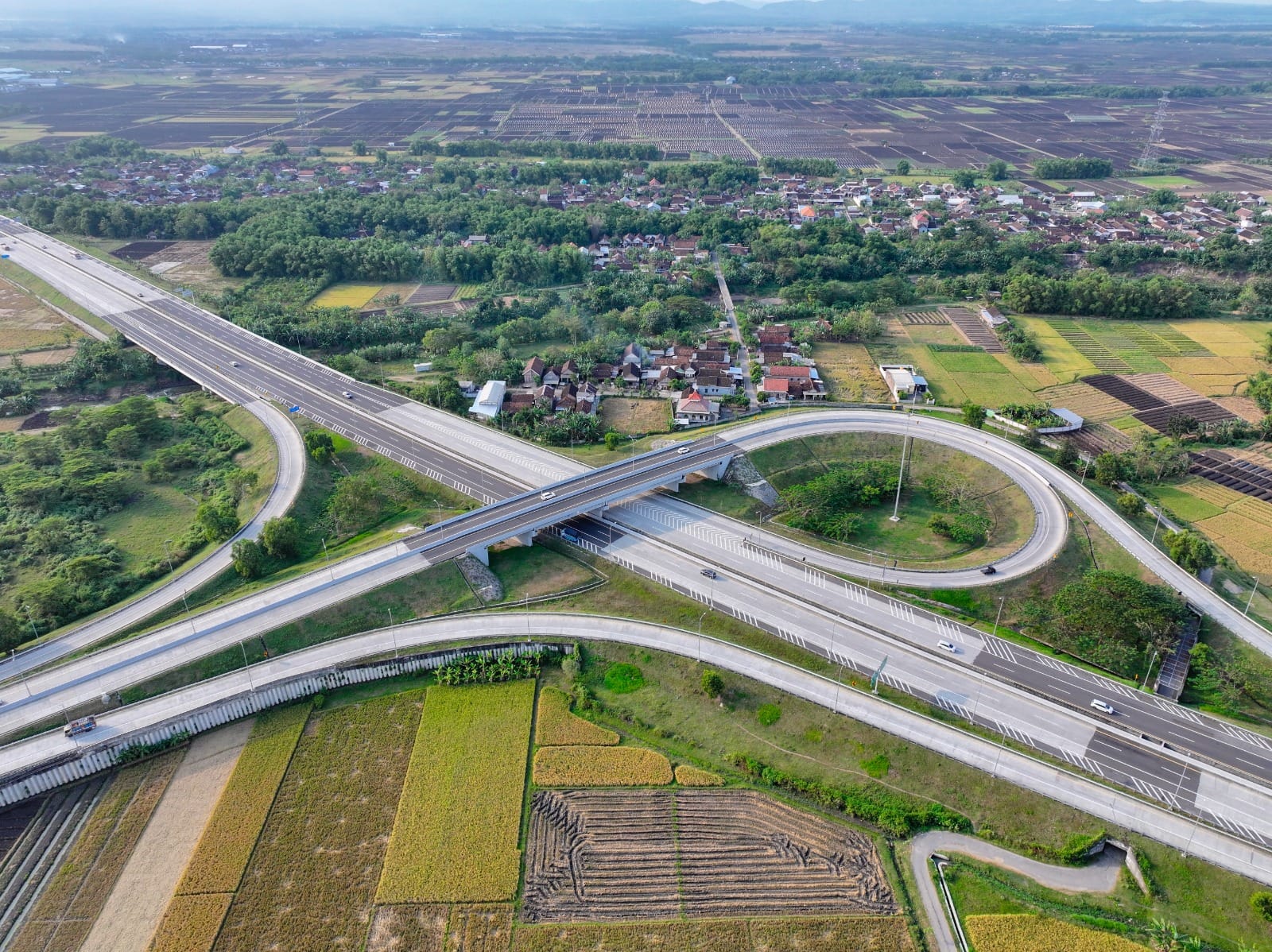 MELONJAK: Arus lalu lintas di Jalan Tol Ngawi-Kertosono mengalami peningkatan selama periode momen Natal 2025.