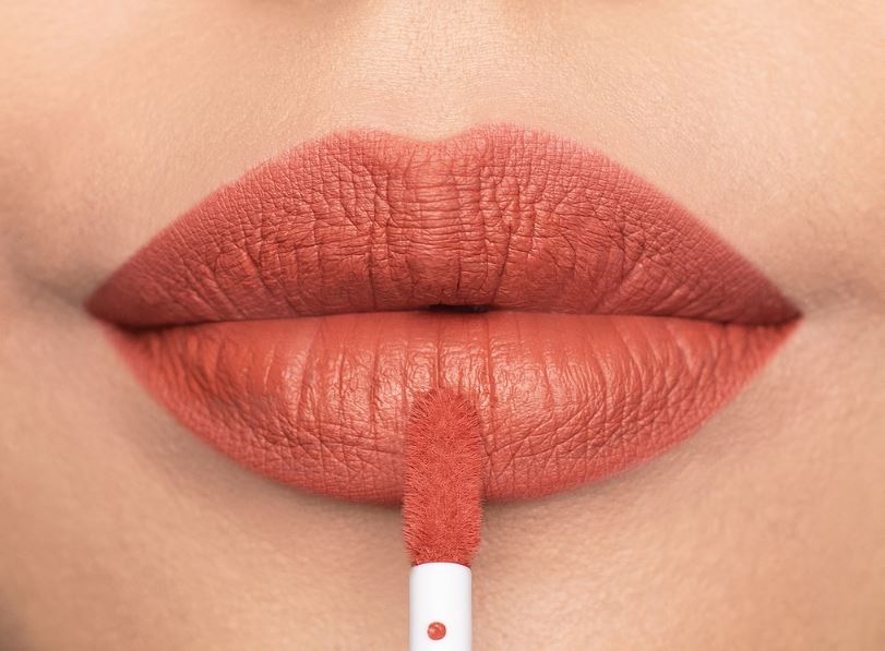 Ilustrasi lipstik Wardah melembapkan saat cuaca panas.