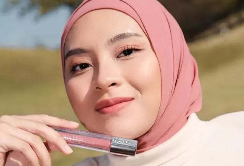 Ilustrasi lipstik Wardah yang wudhu friendly.