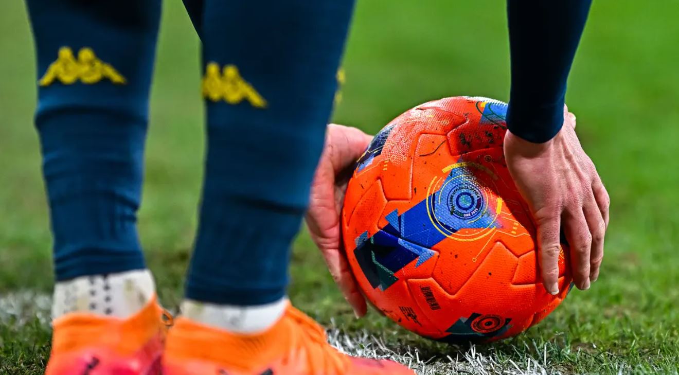 Bola musim dingin Serie A menuai kontroversi.