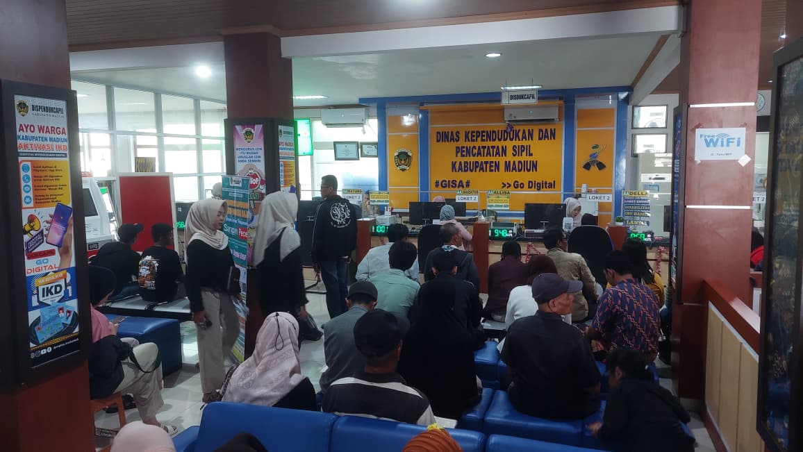 MEMBLUDAK: Antrean permohonan layanan administrasi kependudukan, khususnya perekaman e-KTP, memadati loket MPP Dispendukcapil Kabupaten Madiun selama libur Nataru. DIAN RAHAYU/RADAR MADIUN