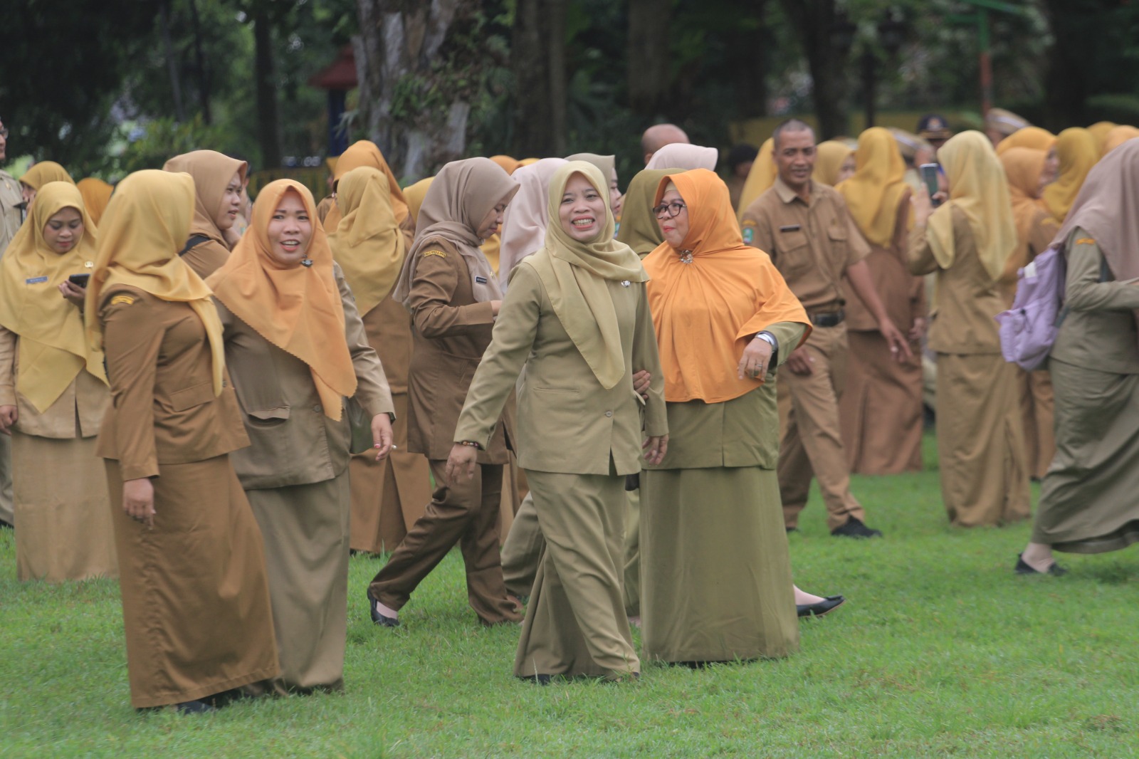 AKTIVITAS ASN: Aparatur sipil negara Pemkab Magetan mengikuti kegiatan bersama di kawasan Alun-Alun Magetan. AJI PUTRA/RADAR MADIUN