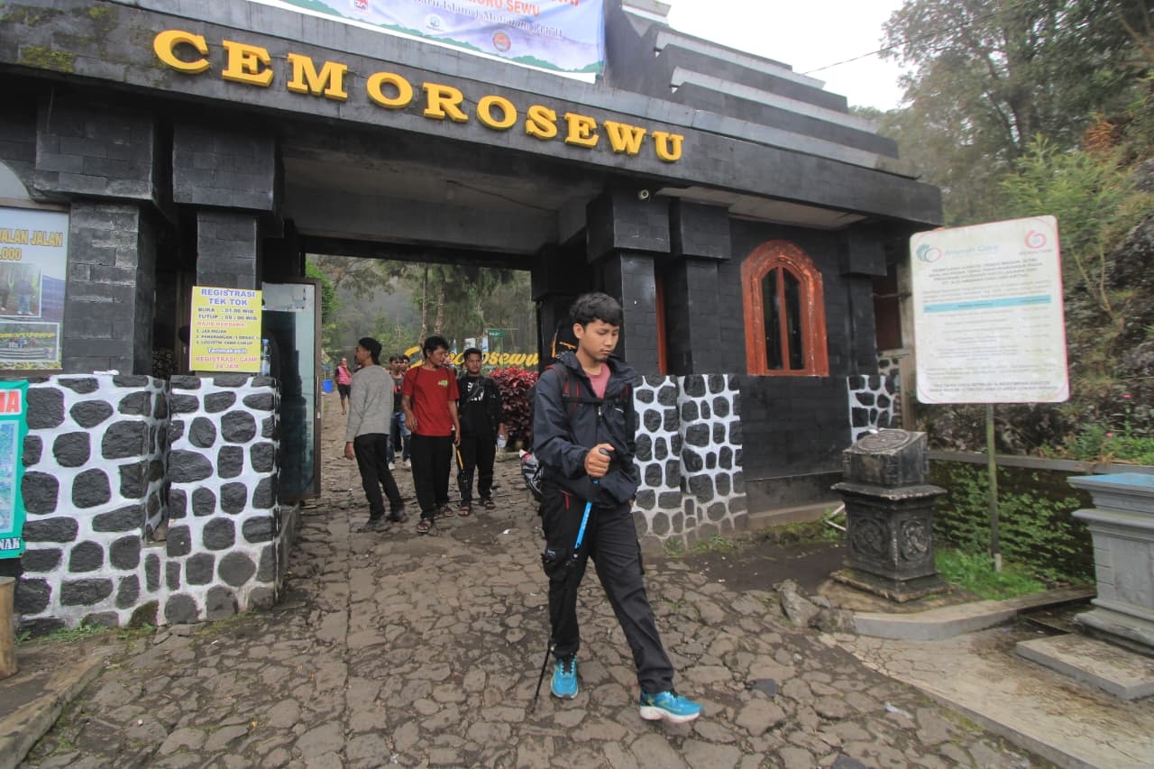 SEPI PENDAKI: Aktivitas pendakian Gunung Lawu melalui jalur Cemorosewu, Magetan, terpantau menurun saat libur Tahun Baru 2026. AJI PUTRA/RADAR MAGETAN