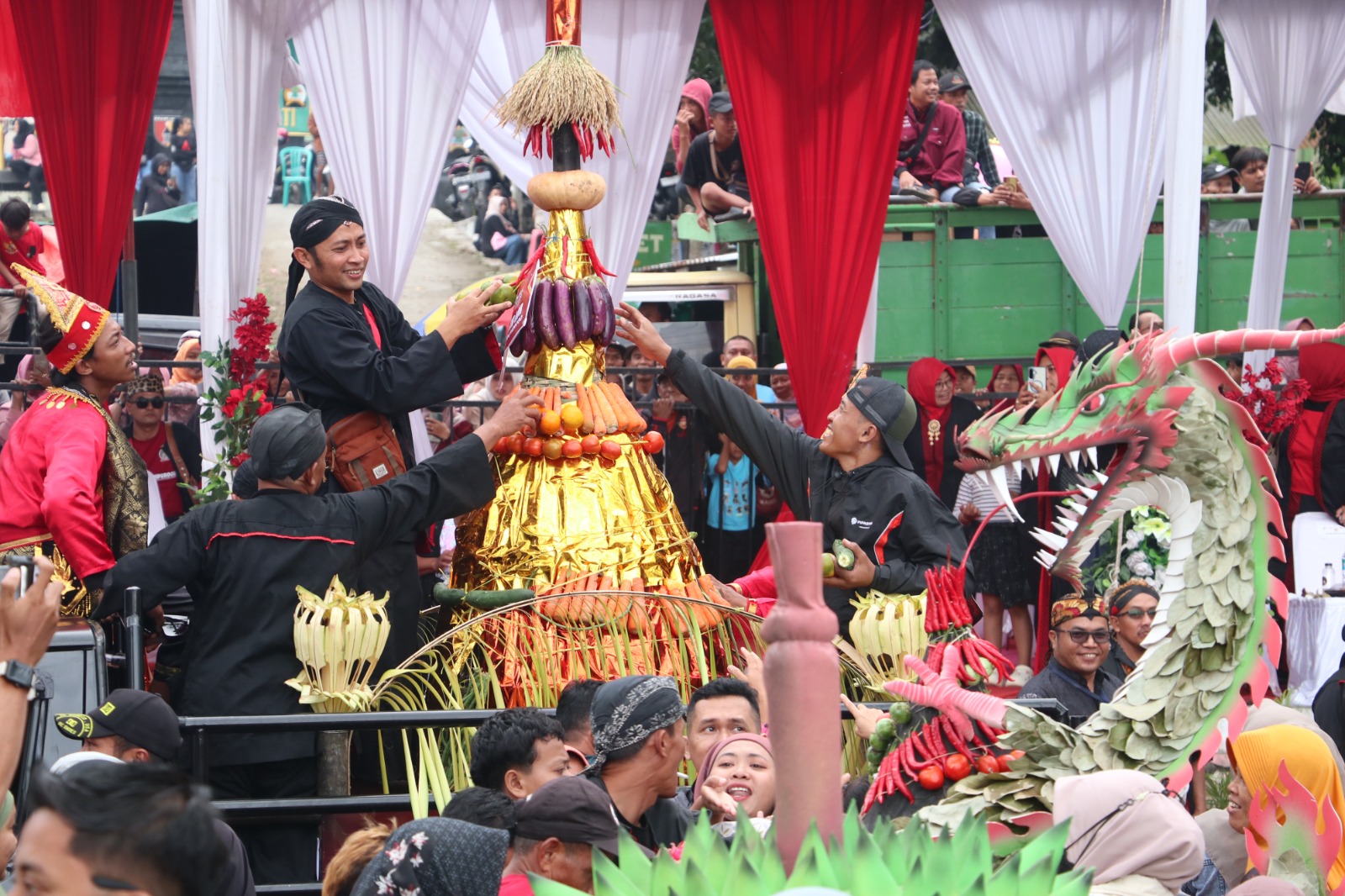 EVENT TAHUNAN: Larung Sesaji Telaga Ngebel menjadi salah satu agenda budaya unggulan Ponorogo yang rutin menarik wisatawan dari berbagai daerah. DOK RADAR PONOROGO