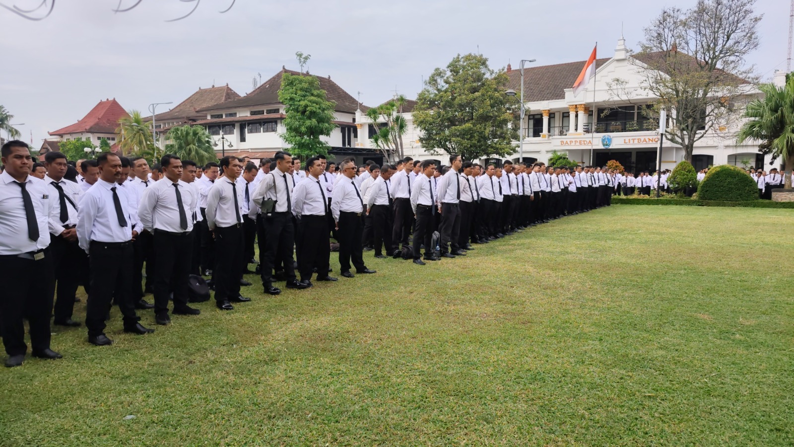 DILANTIK: Ribuan tenaga honorer Ponorogo resmi menyandang status PPPK Paruh Waktu usai menerima SK pengangkatan pada Rabu (31/12). SUGENG DWI N/RADAR PONOROGO