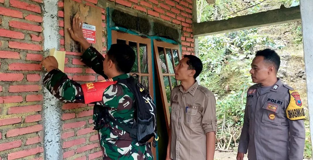TRANSPARANSI: Contoh stiker &ldquo;Keluarga Pra Sejahtera&rdquo; yang akan ditempel di rumah penerima bansos di Pacitan mulai tahun ini. FOTO: DOK RADAR PACITAN