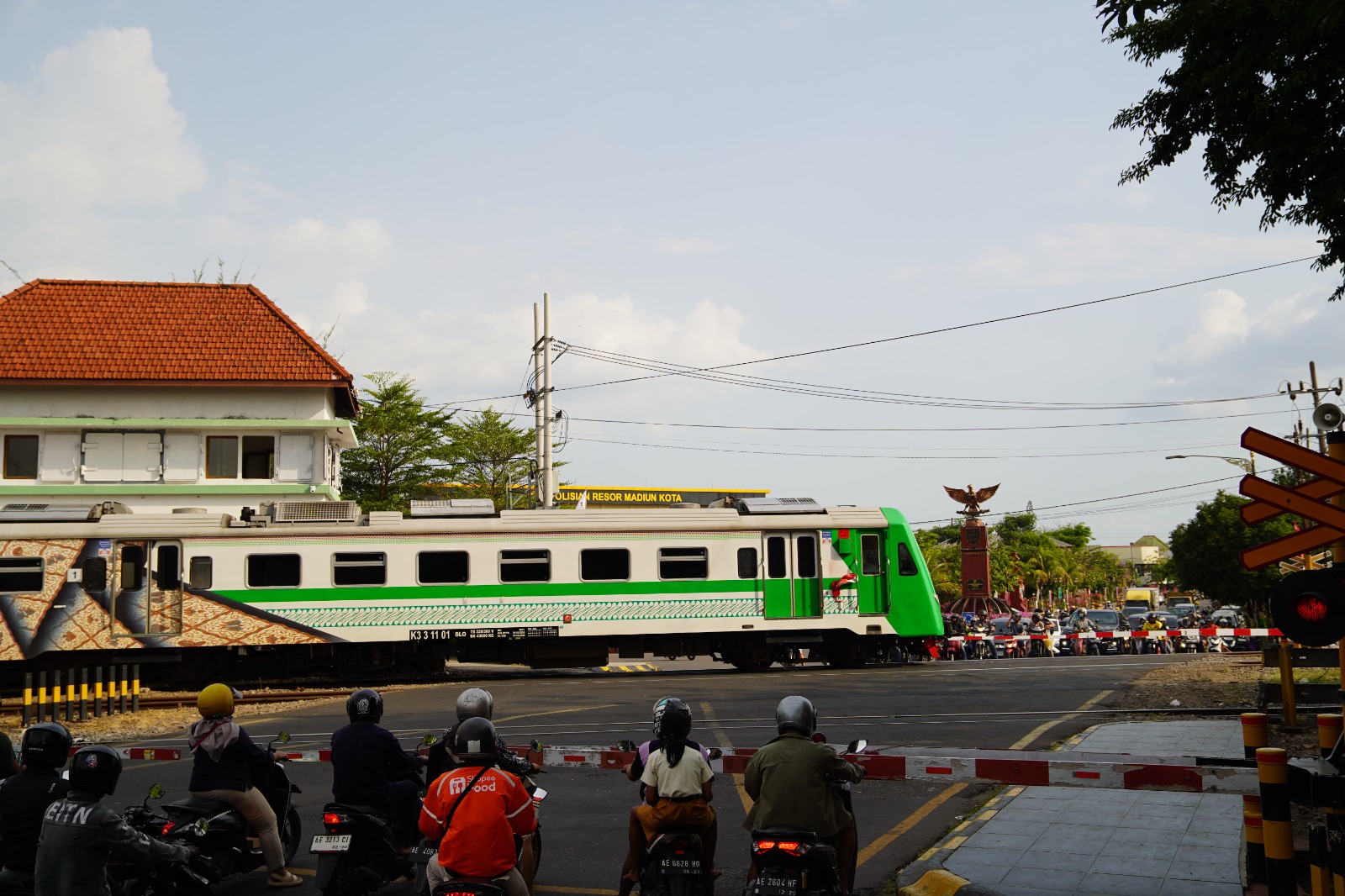 TRANSPORTASI FAVORIT: KA Bandara Adi Soemarmo (KA BIAS) menjadi pilihan utama masyarakat wilayah Daop 7 Madiun selama libur Natal dan Tahun Baru 2025/2026 dengan okupansi melampaui kapasitas.