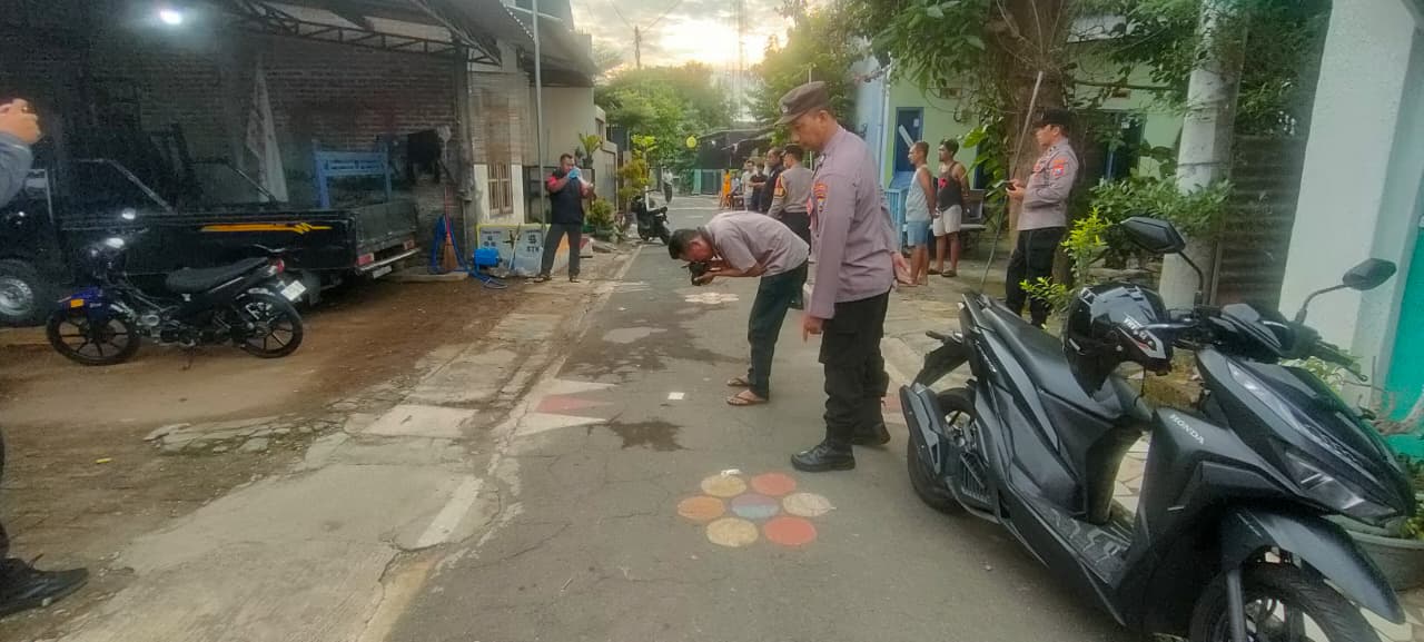 TKP PEMBUNUHAN: Aparat kepolisian melakukan penyelidikan di Jalan Jolorante, Josenan, Kota Madiun, lokasi tewasnya pemuda 19 tahun usai pesta miras.