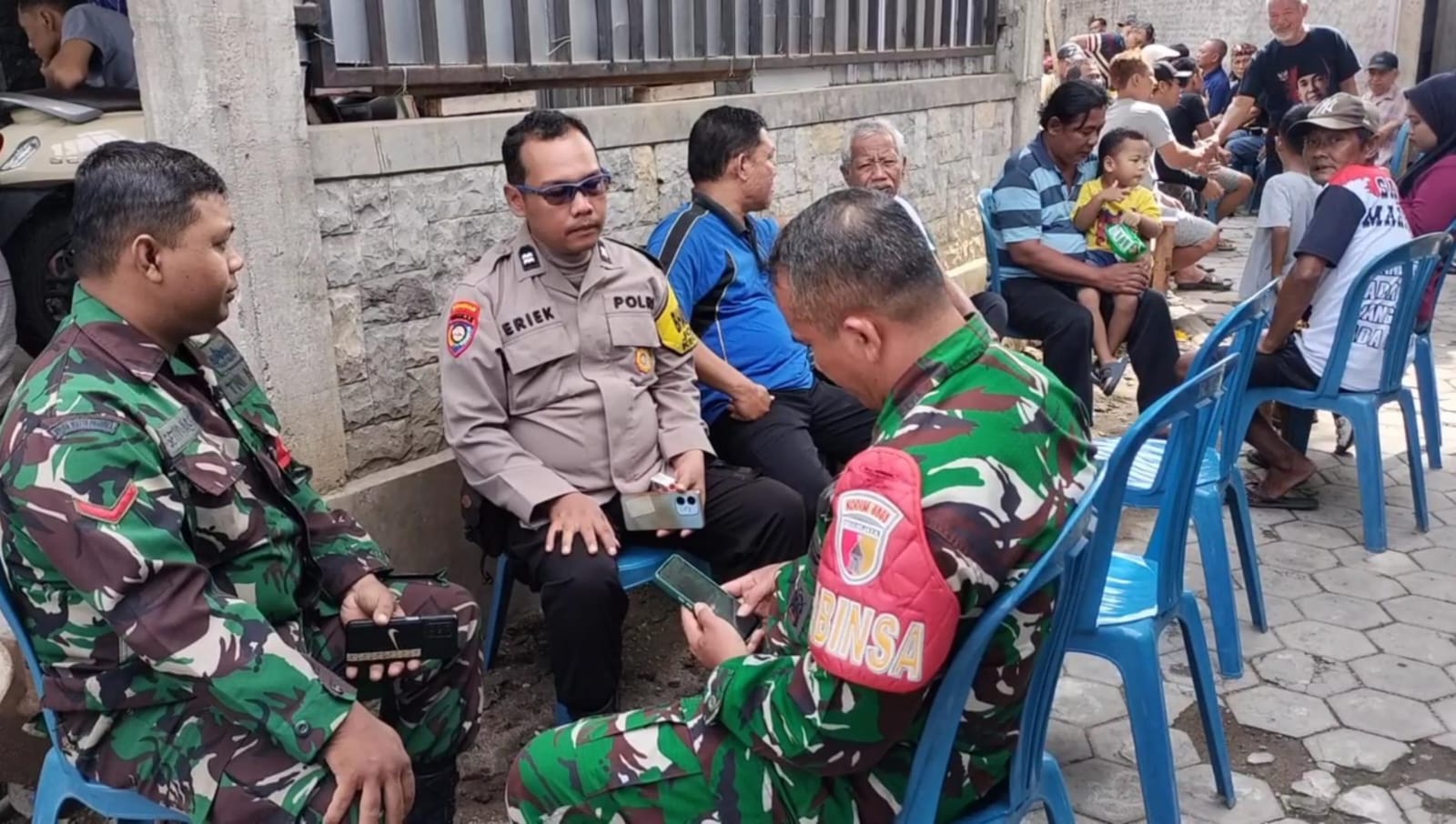SUASANA DUKA: Kerabat dan warga melayat ke rumah keluarga Verind Wibowo Putra di Kecamatan Taman, Kota Madiun, Kamis (1/1/2026), usai korban tewas ditusuk. FOTO: ISTIMEWA