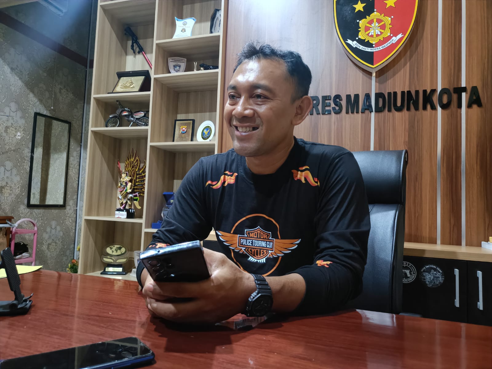 Kasatreskrim Polres Madiun Kota AKP Agus Riyadi memberikan keterangan terkait motif kasus pembunuhan di Jalan Jolorante, Kelurahan Josenan, Kota Madiun, Kamis (1/1/2026). HENGKY RISTANTO/RADAR MADIUN
