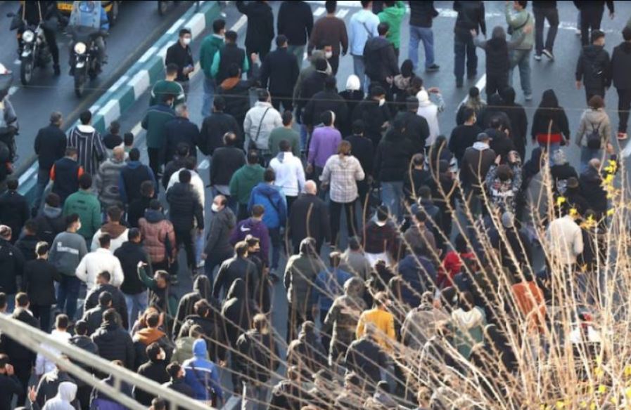 Gelombang protes di Iran Barat berujung bentrokan maut, sedikitnya lima orang dilaporkan tewas.