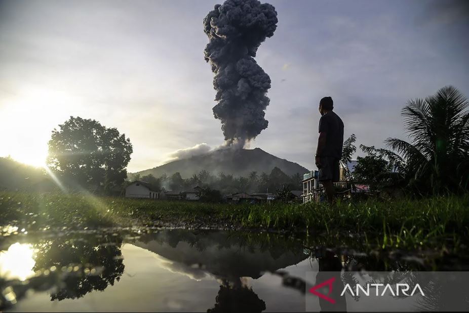 Gunung Ibu erupsi, kolom abu capai 800 meter, status masih Waspada.