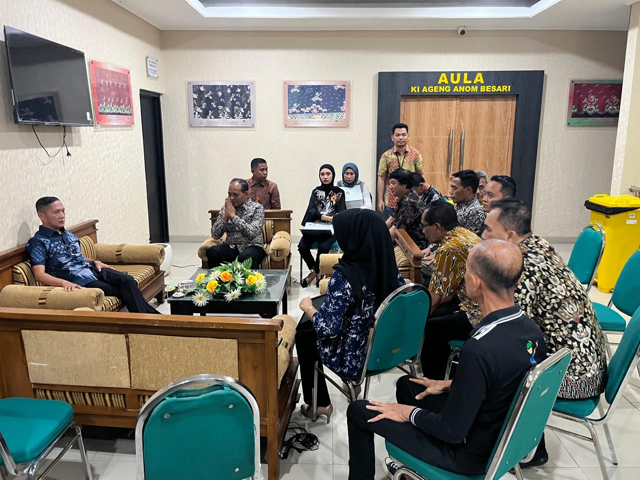 KLARIFIKASI: Seluruh camat se-Kabupaten Madiun bersama DPMD mendatangi Kejaksaan Negeri Kabupaten Madiun untuk meluruskan isu dugaan pungli yang beredar.