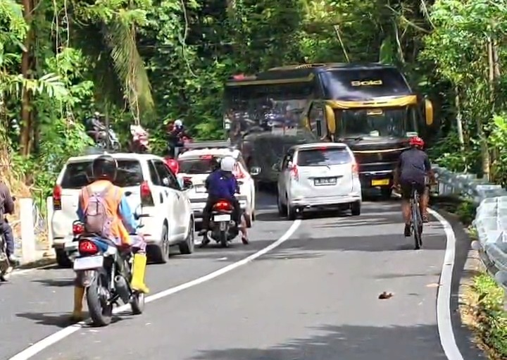 LAKA LANTAS: Kemacetan sempat terjadi di jalur Sedeng, Pacitan, setelah bus pariwisata terlibat kecelakaan dengan mobil Avanza pada Jumat (2/1). FOTO: TANGKAPAN LAYAR
