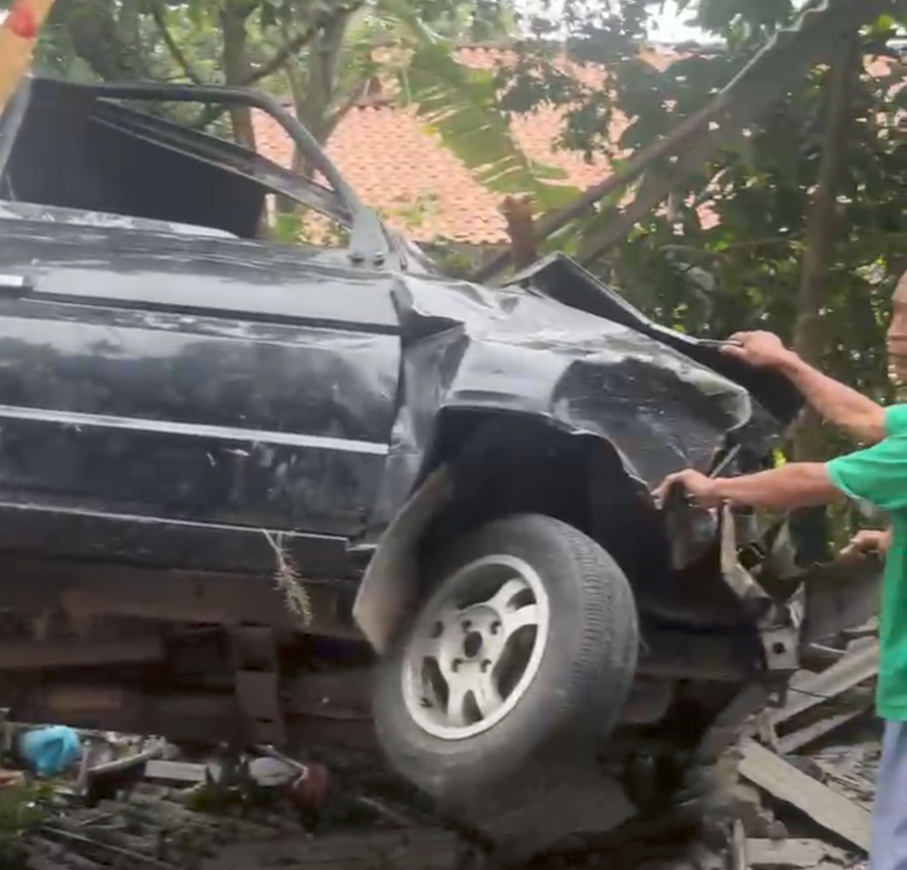LAKA MAUT: Kecelakaan beruntun di Jalan Raya Ngawi&ndash;Sine, Desa Girikerto, Sine, Kamis (1/1), melibatkan pikap wisatawan yang diduga mengalami rem blong dan menewaskan tiga orang.