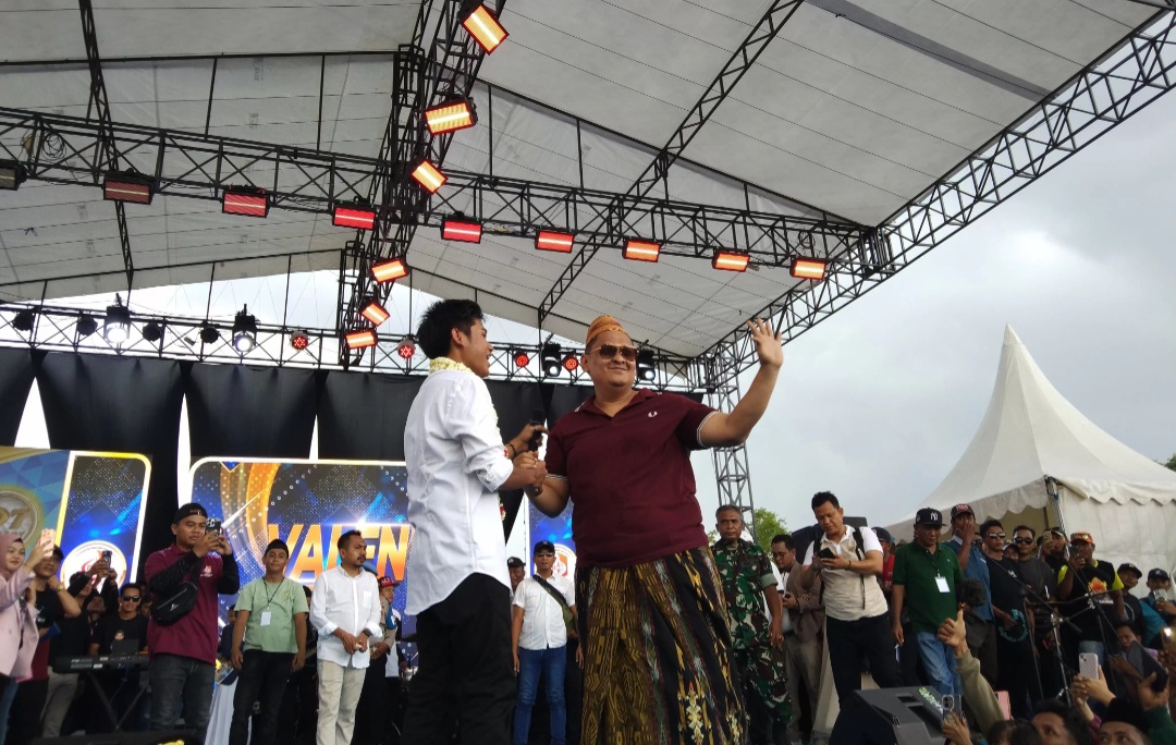 Valen DA7 bersama Direktur PT BM Group Haji Her saat konser di SGMRP Pamekasan, Kamis (1/1).