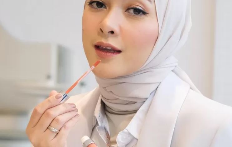 Ilustrasi lip cream Wardah hijab.