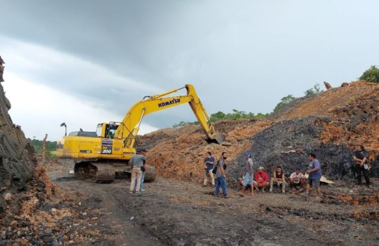 Petugas Gakkum Kemenhut mengamankan ekskavator di kawasan penambangan batu bara ilegal di kawasan konservasi Tahura Bukit Soeharto, Kaltim yang masuk administrasi IKN pada Februari 2022.