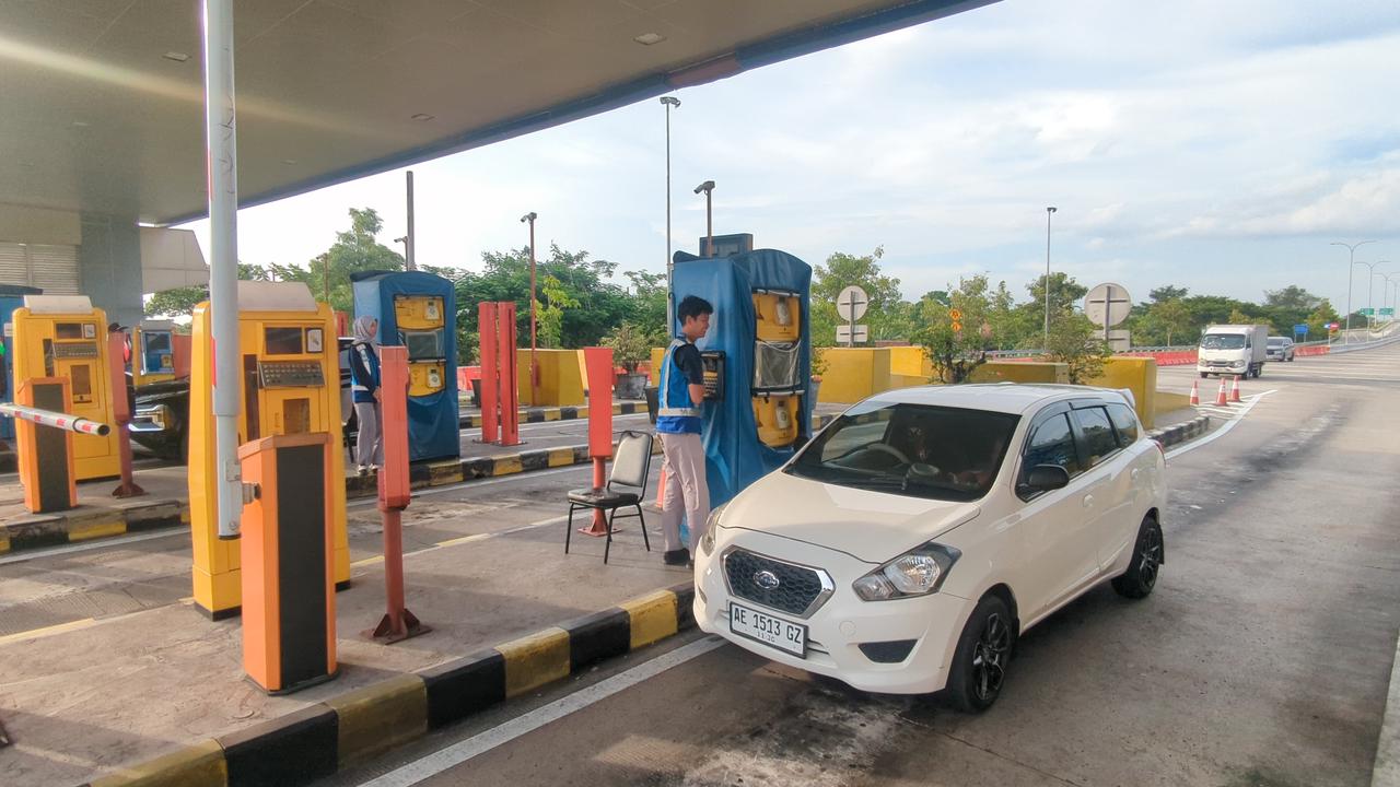 TARIF BARU: Penyesuaian tarif tol mulai diberlakukan 5 Januari 2026 di seluruh gerbang, menyusul evaluasi berkala dan pertimbangan inflasi ekonomi. DIAN RAHAYU/RADAR MADIUN