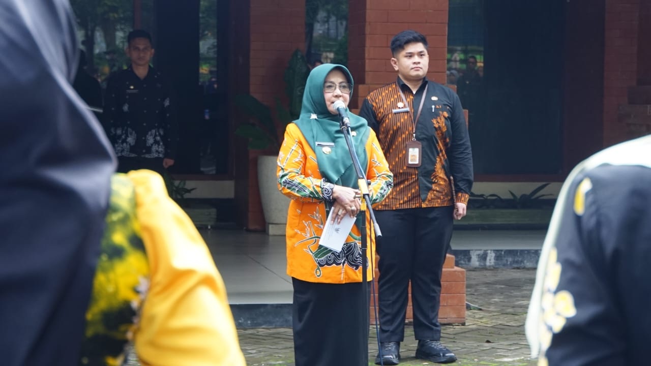 PIMPIN APEL: Bupati Magetan Nanik Endang Rusminiarti memimpin apel pagi perdana 2026 dan menekankan refleksi kinerja serta integritas ASN. FOTO: PROKOPIM MAGETAN
