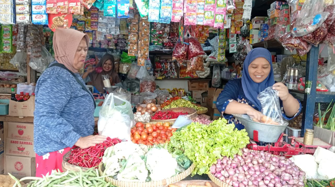 TURUN: Aktivitas perdagangan di Pasar Pagotan, Kecamatan Geger, Kabupaten Madiun. Harga bahan pokok terpantau kompak turun di awal Tahun Baru 2026. DIAN RAHAYU/RADAR MADIUN